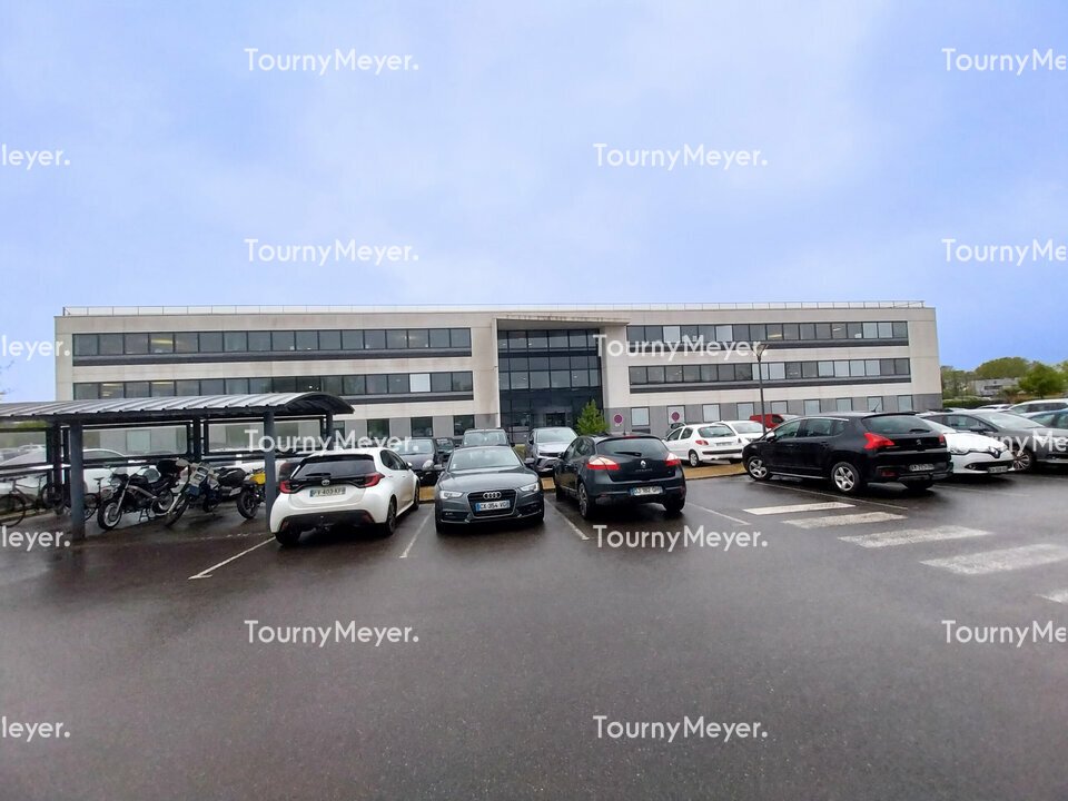 Visuel 3 de l'annonce : A VENDRE - BREST - ZONE DE L'AEROPORT - IMMEUBLES DE BUREAUX DE 7500 M²