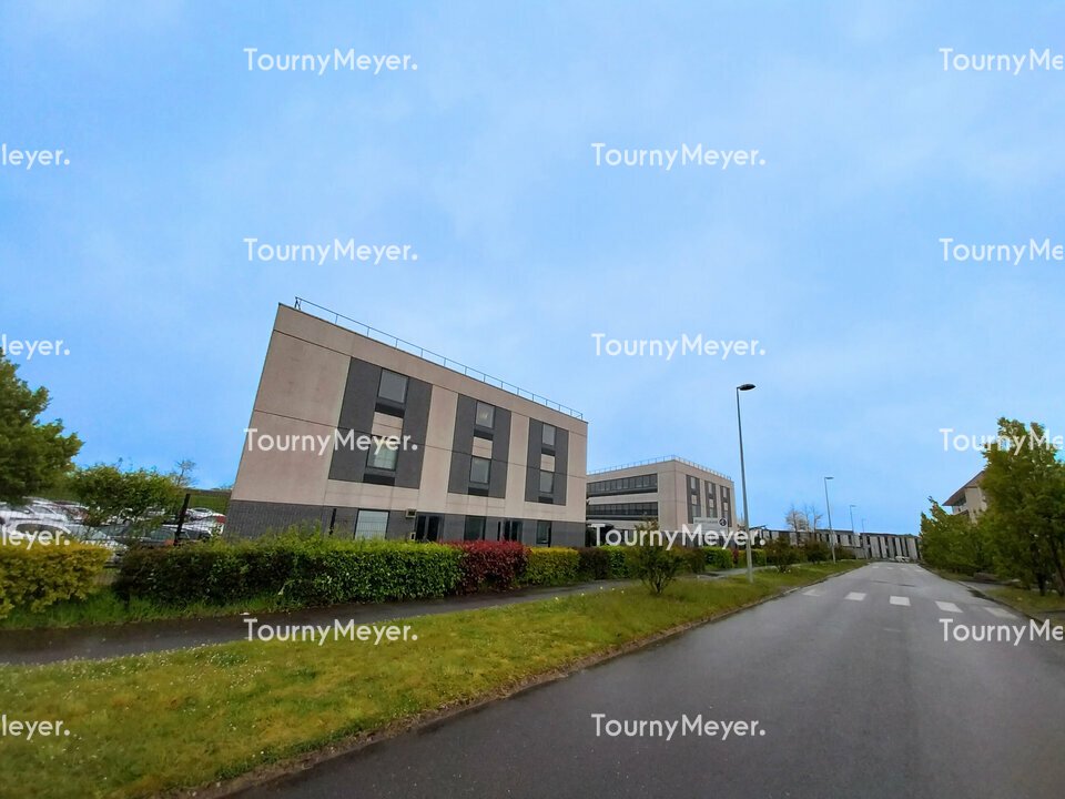 Visuel 1 de l'annonce : A VENDRE - BREST - ZONE DE L'AEROPORT - IMMEUBLES DE BUREAUX DE 7500 M²