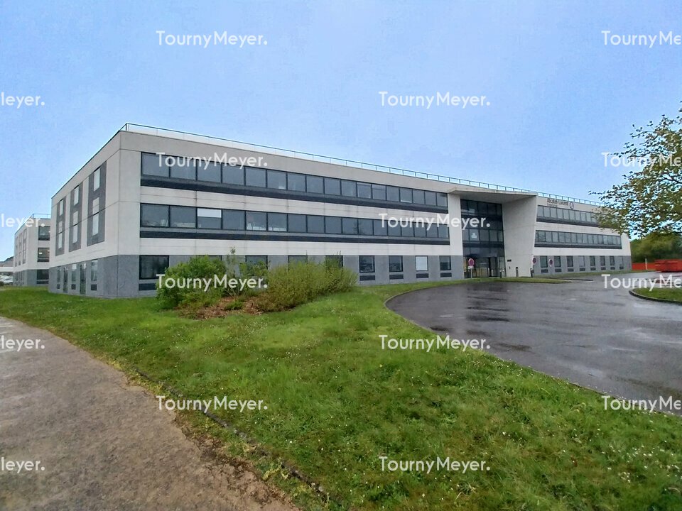 Visuel 2 de l'annonce : A VENDRE - BREST - ZONE DE L'AEROPORT - IMMEUBLE DE BUREAUX DE 3750 M²