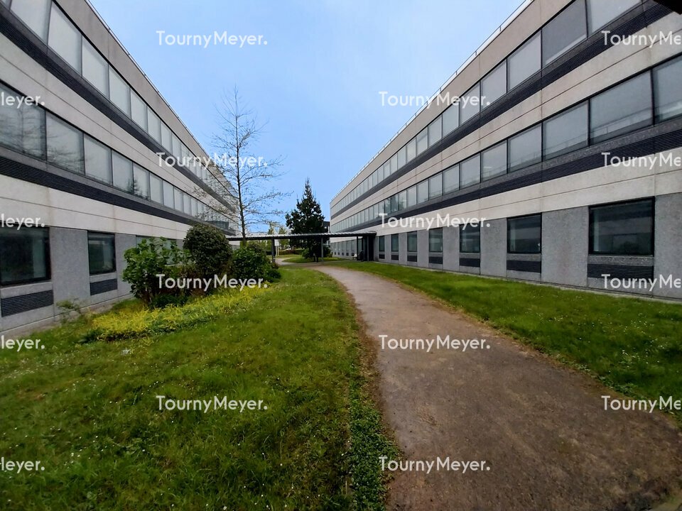 Visuel 1 de l'annonce : A VENDRE - BREST - ZONE DE L'AEROPORT - IMMEUBLE DE BUREAUX DE 3750 M²