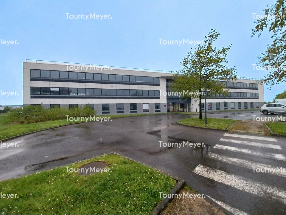 Visuel 4 de l'annonce : A VENDRE - BREST - ZONE DE L'AEROPORT - IMMEUBLE DE BUREAUX DE 3750 M²