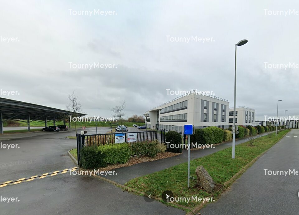 Visuel 3 de l'annonce : A VENDRE - BREST - ZONE DE L'AEROPORT - IMMEUBLE DE BUREAUX DE 3750 M²