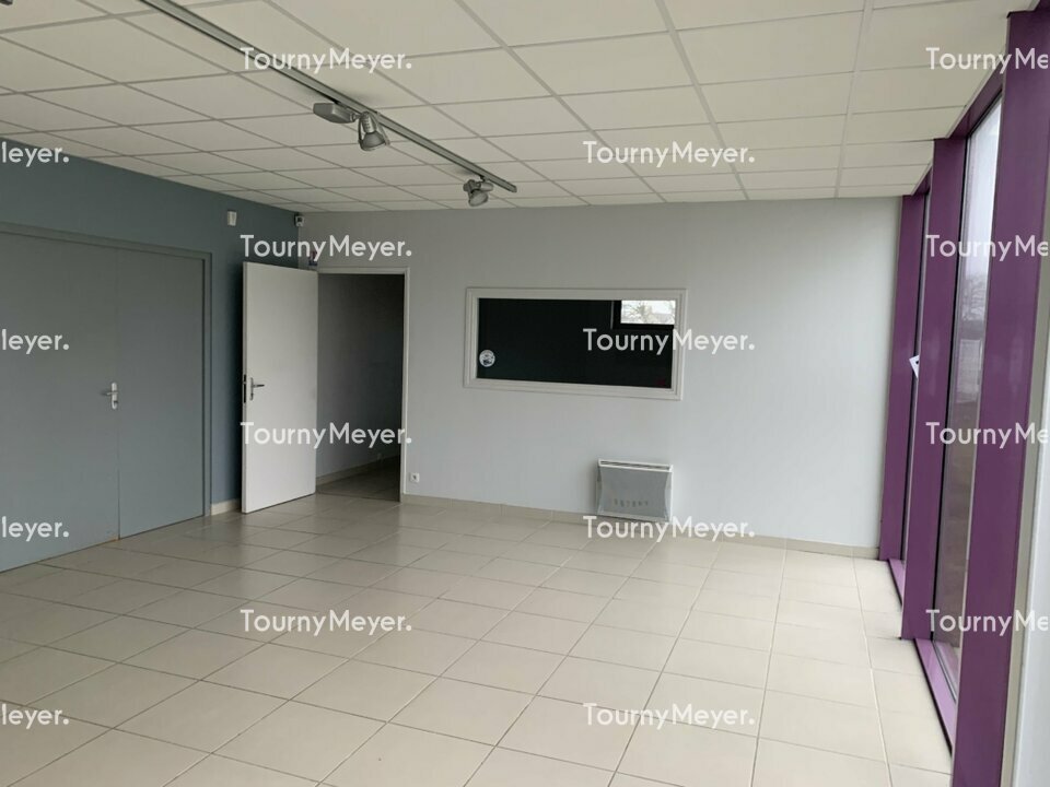 Visuel 2 de l'annonce : A LOUER - GUIPAVAS, ZONE DE LAVALLOT - LOCAL DE 450 M²