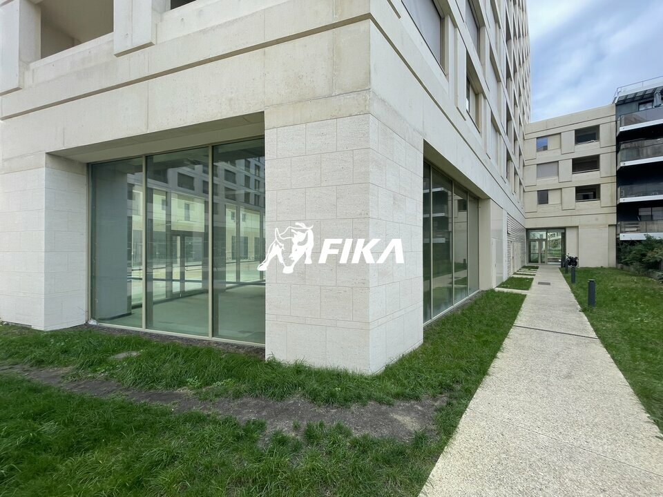 Local commercial de 118 m2 + mezzanine à louer à Bordeaux 