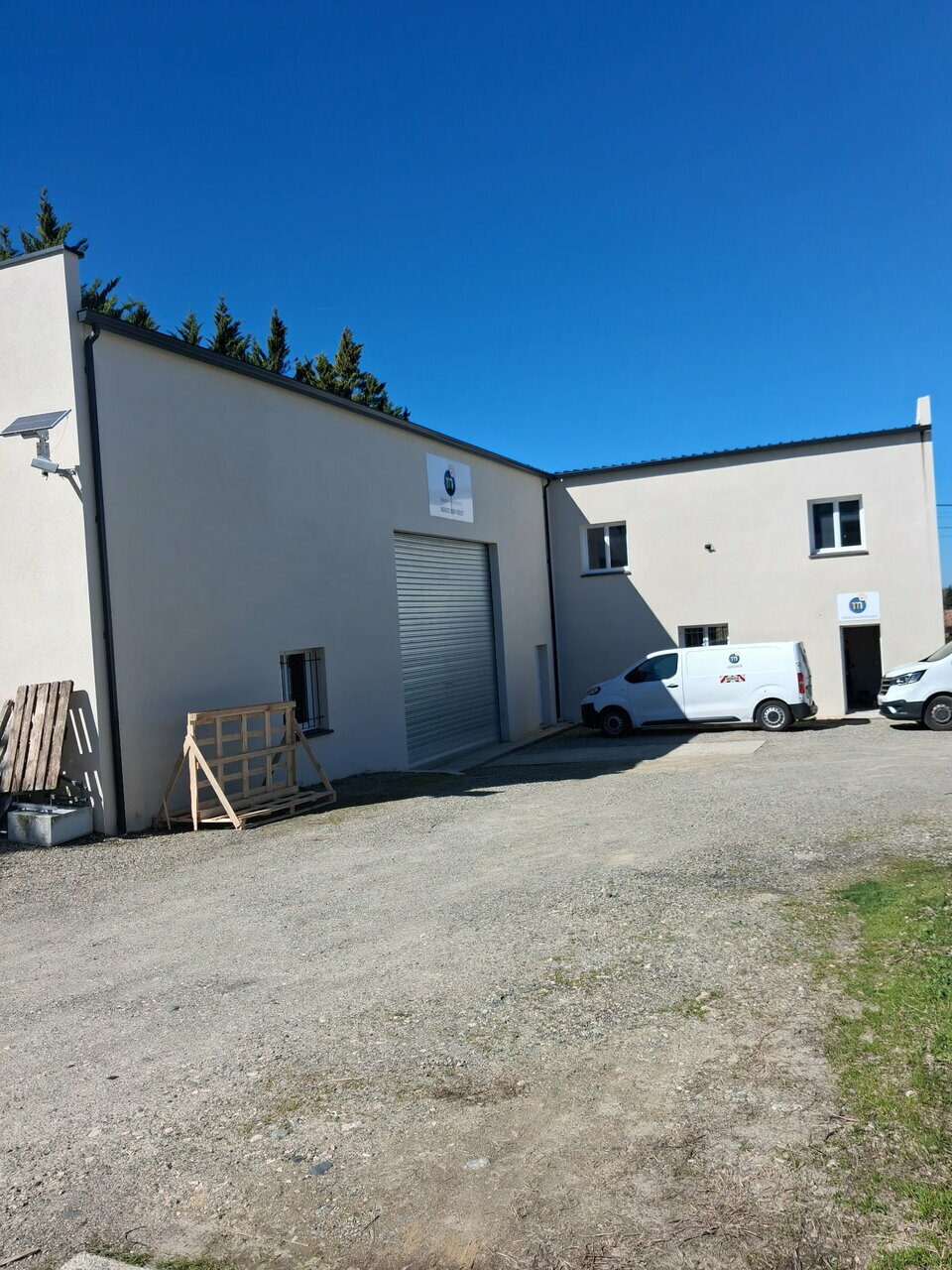 A LOUER LOCAL D'ACTIVITE 160 m2 - (32600) L'ISLE JOURDAIN