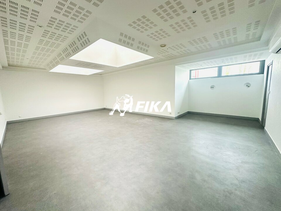 A LOUER BUREAUX 251 m2 - (33370) ARTIGUES PRES BORDEAUX