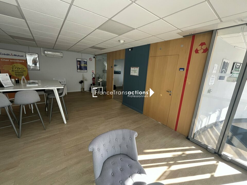 A LOUER LOCAL COMMERCIAL 180 m&sup2; CENTRE-VILLE LEGUEVIN AXE