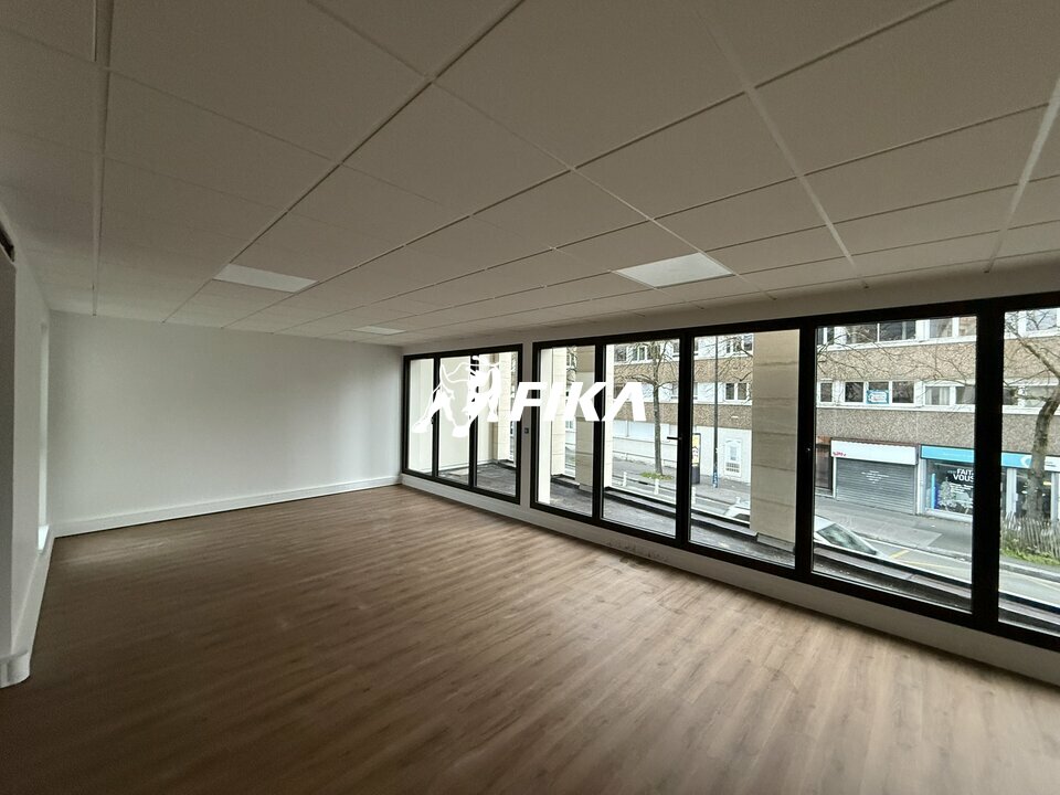 BUREAUX - A LOUER - 478 m2 - (33800) BORDEAUX
