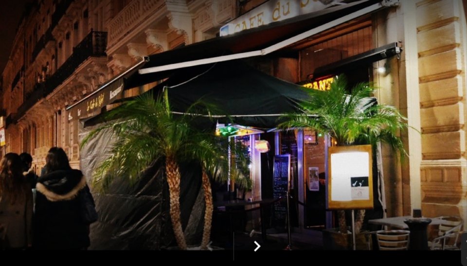 hyper centre de toulouse au pied d'une station de métro bar ,brasserie avec licence 4 et une grande terrasse ,trés gros flux piétons et voitures même le weekend 