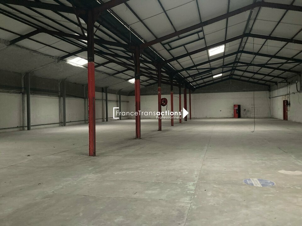 A LOUER LOCAL COMMERCIAL 1400 m² BRUT 