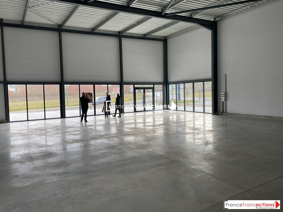 LOCAL  NEUF DE 530 M² - EMPLACEMENT EXCEPTIONNEL- AXE TOULOUSE LAVAUR