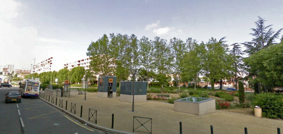 Toulouse roseraie ,à vendre ou à louer ,local commercial de 110 m²  avec 8 mètres linéaires de vitrine