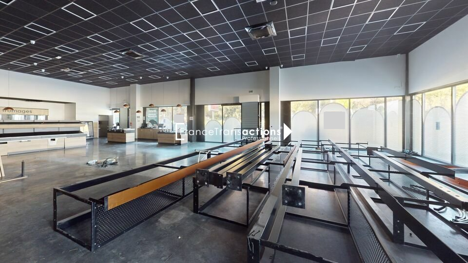 A LOUER LOCAL COMMERCIAL 300 m² AXE CORNEBARRIEU
