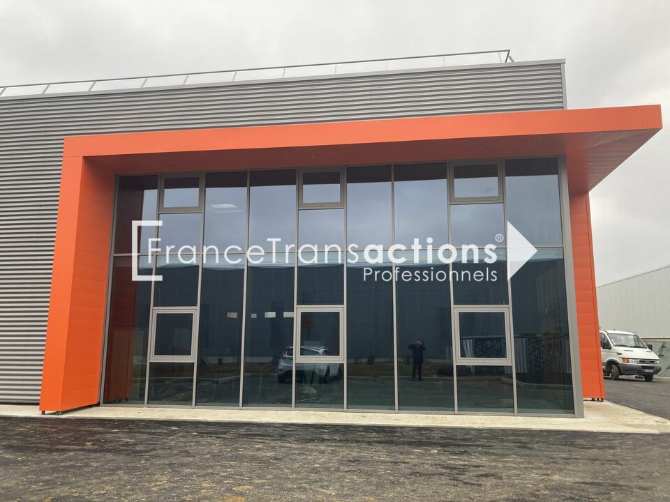 A LOUER, BEAU LOCAL D'ACTIVITE AVEC BUREAUX, 457 M², PUJAUDRAN