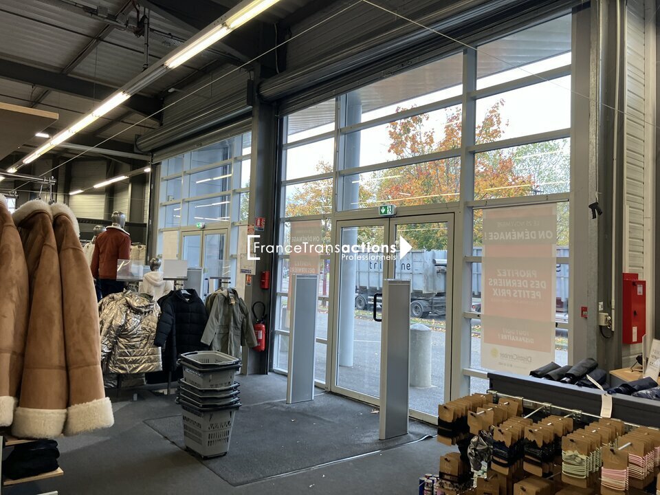  A LOUER LOCAL COMMERCIAL 832 M&sup2; EXCELLENTE VISIBILITE 