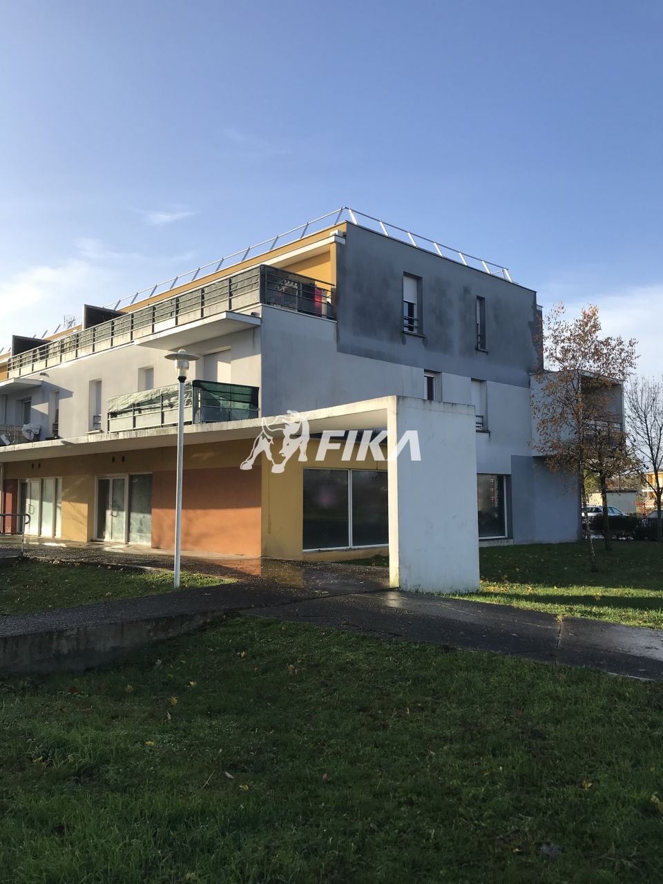 A VENDRE LOCAUX COMMERCIAUX 1023 m2 - (33810) AMBES