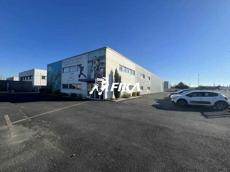 A vendre local d'activités 1400 m2 à Beychac et Caillau 