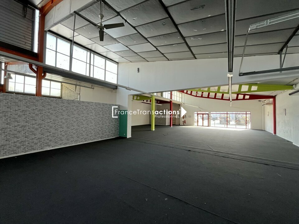 A LOUER LOCAL COMMERCIAL 228 &agrave; 605 m&sup2; MONTAUBAN NORD
