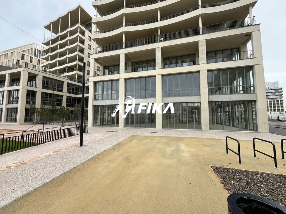 A Bordeaux Local commercial 253 m2+ terrasse à louer ou à vendre