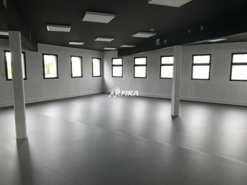 A VENDRE BUREAUX 141,36 M2 - (33370) TRESSES