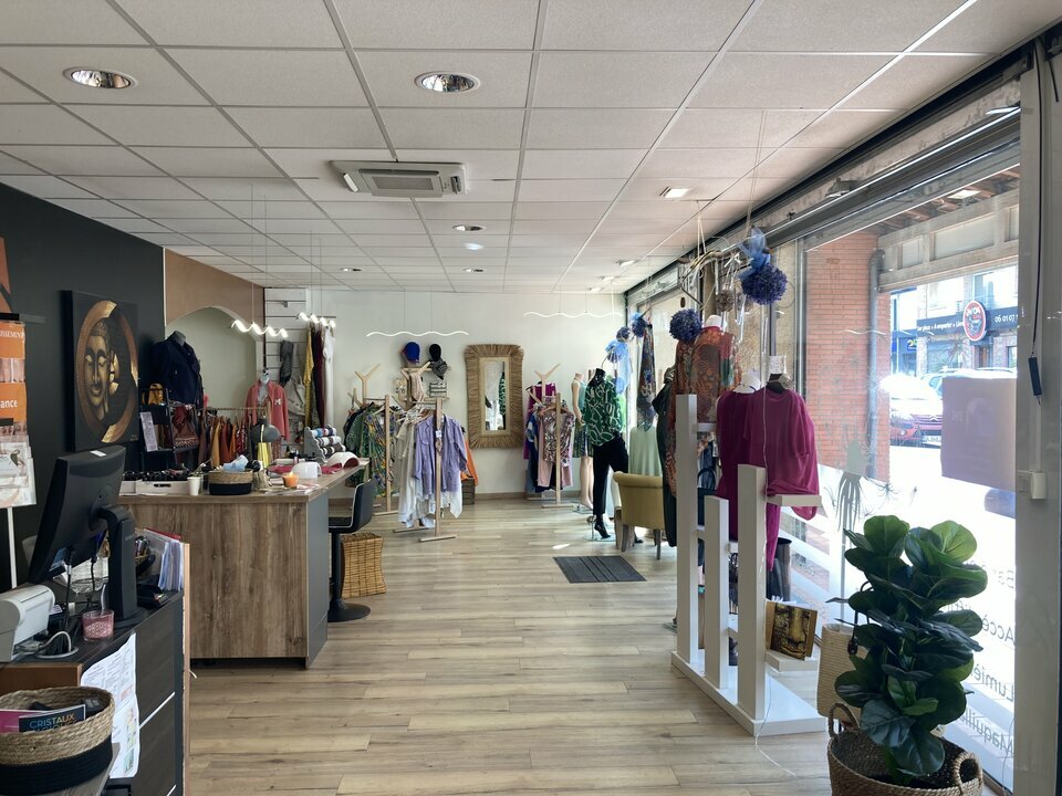 A VENDRE MURS D'UN LOCAL COMMERCIAL DE 130 M² PRIME AUCANVILLE.