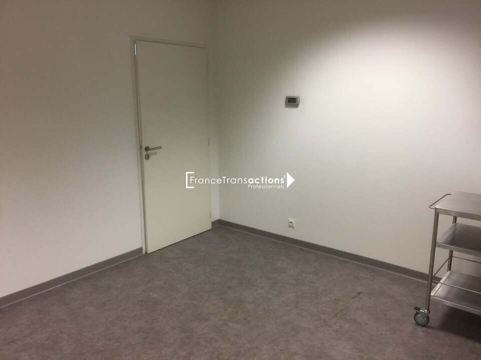 A LOUER LOCAL D'ACTIVITE 146 M² AVEC BUREAUX DE 92 M², LE SEQUESTRE 
