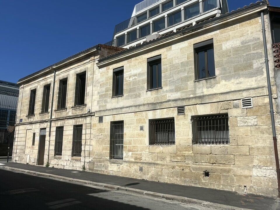 Immeuble en pierre avec restaurant et logement 