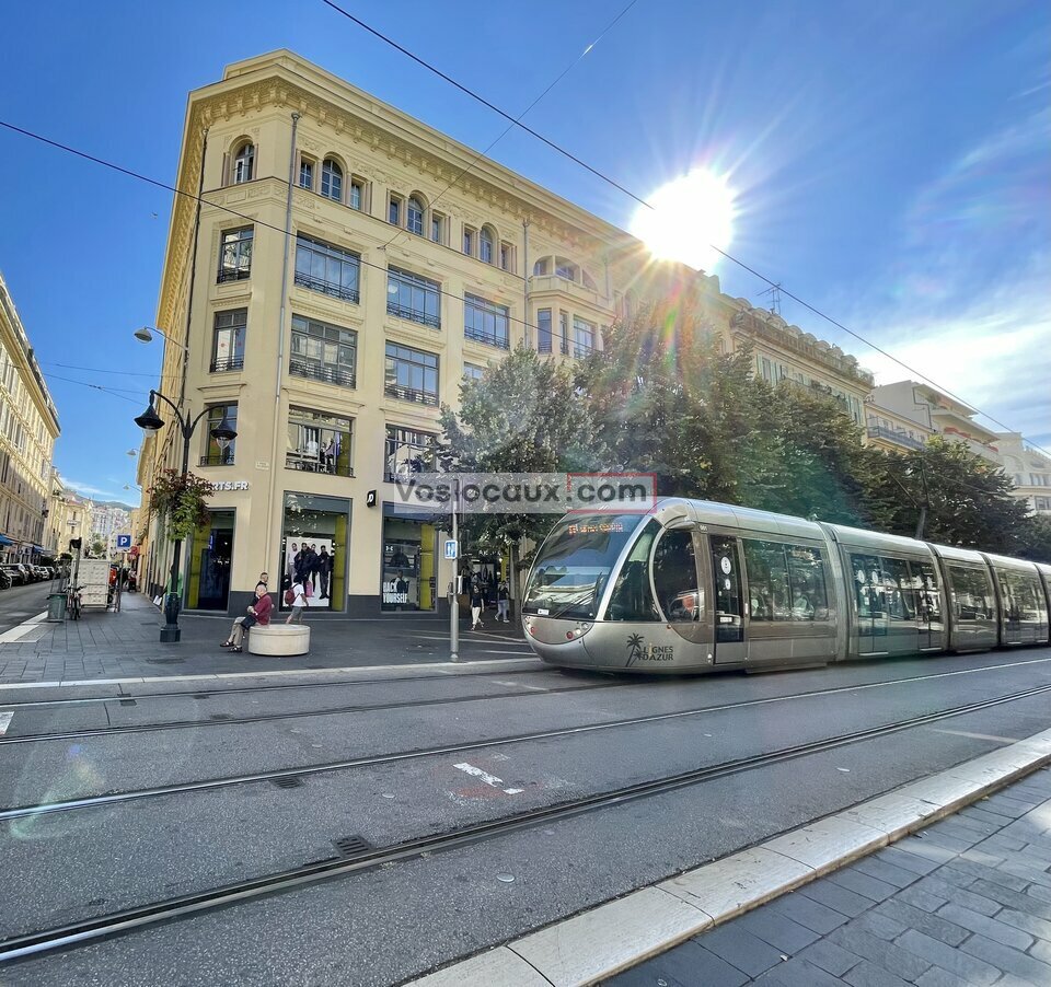 Nice centre  Bureaux de 25 m² à louer, lumineux et avec stationnement