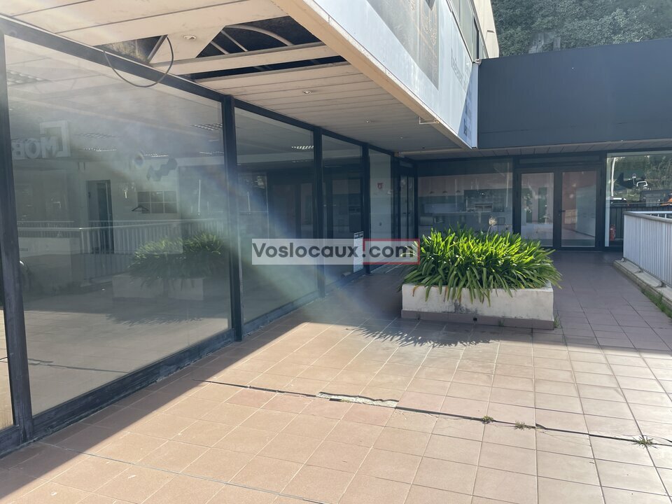 Opportunité à Vallauris : local commercial 251 m² à louer