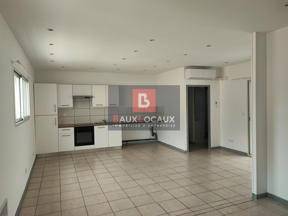 BUREAU RENOVE  AVEC PARKING PRIVATIF