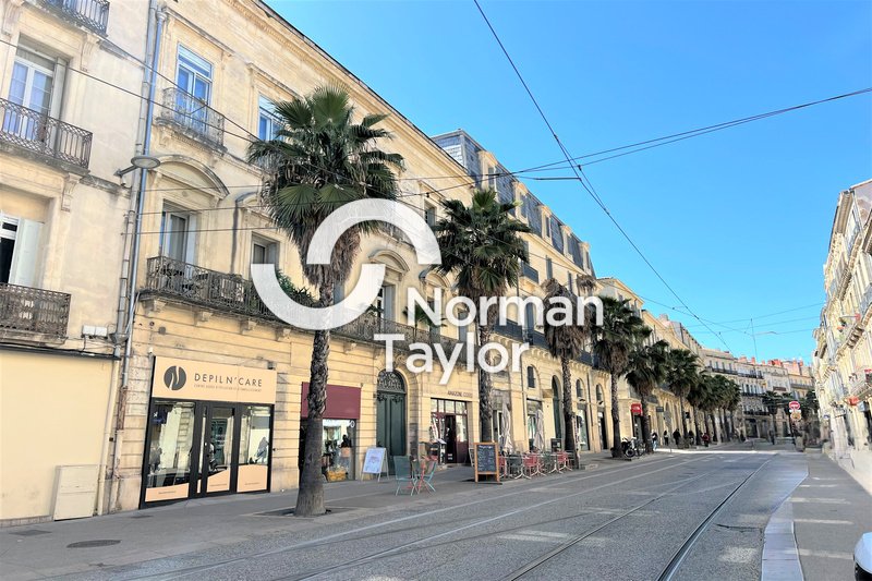 Local commercial à la vente 