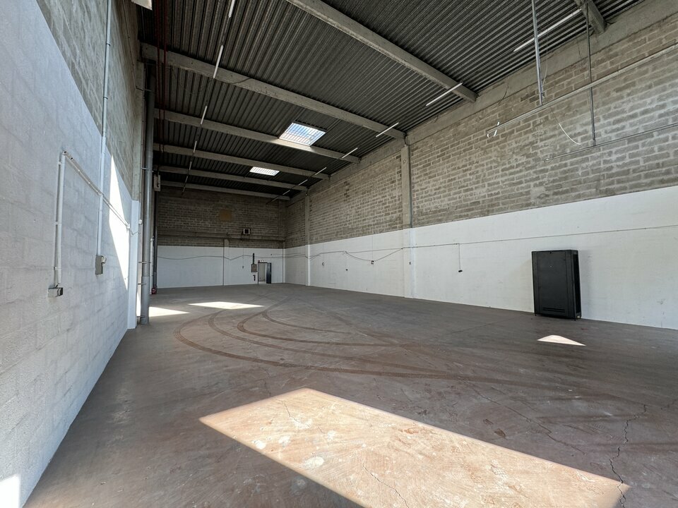 LOCAUX D'ACTIVITES A LA SORTIE DE L'A4 LOCAUX D'ACTIVITES A LA SORTIE DE L'A4