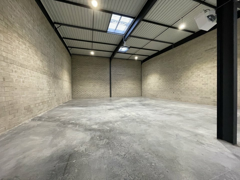 LOCAUX D'ACTIVITES A VENDRE