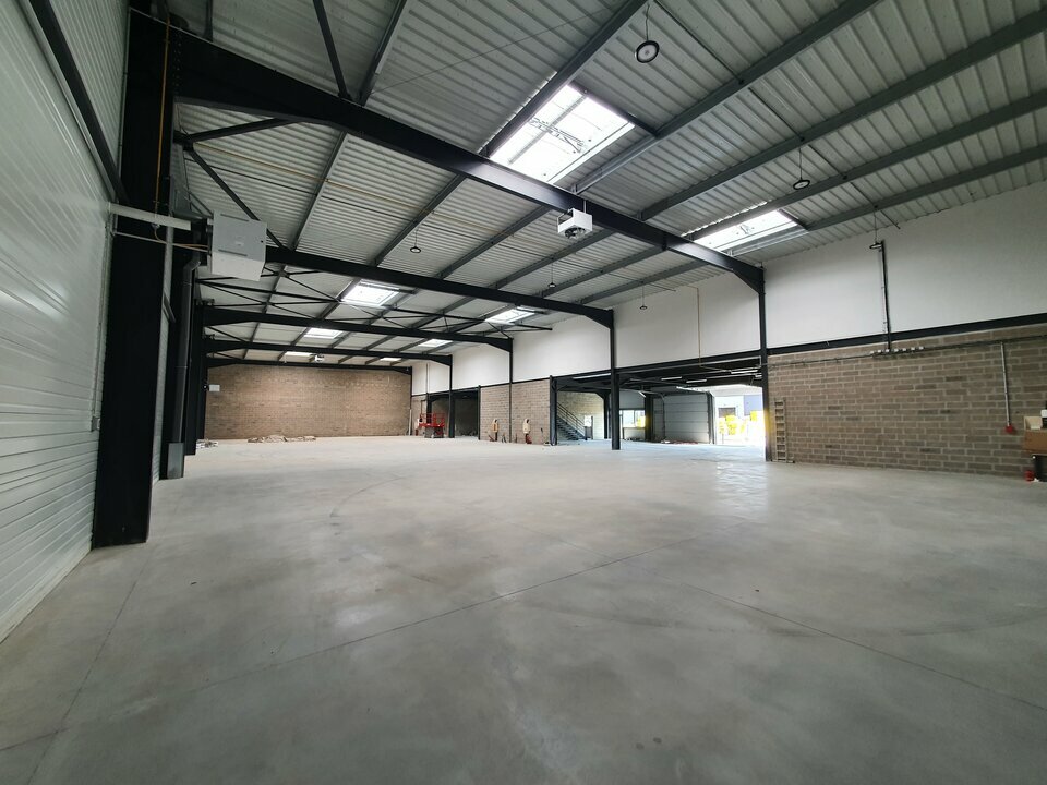 LOCAUX D'ACTIVITE A VENDRE