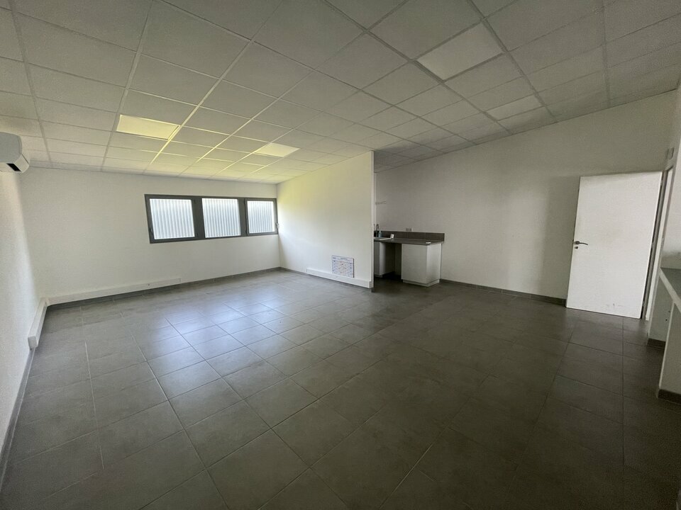 Agrandir la photo Local commercial à louer - 141.0 m2 - 64 - Pyrenees-Atlantiques