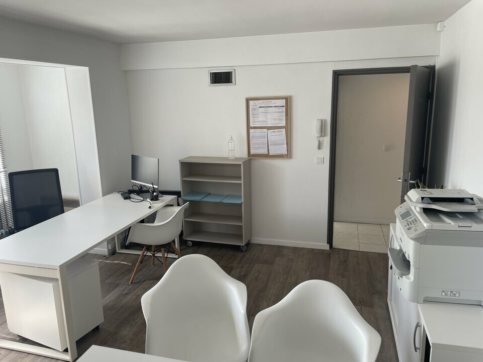 Agrandir la photo Local commercial à louer - 107.0 m2 - 64 - Pyrenees-Atlantiques
