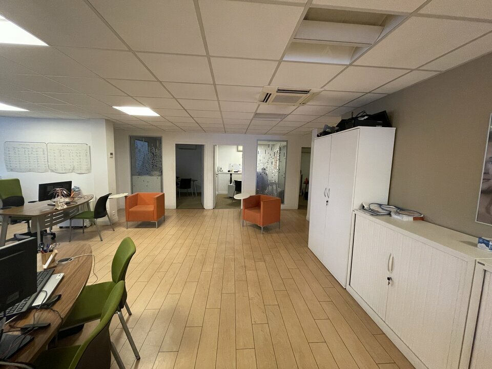 Agrandir la photo Local commercial à louer - 240.0 m2 - 64 - Pyrenees-Atlantiques