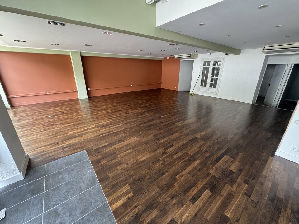 Local commercial à louer - 216.0 m2 - 64 - Pyrenees-Atlantiques