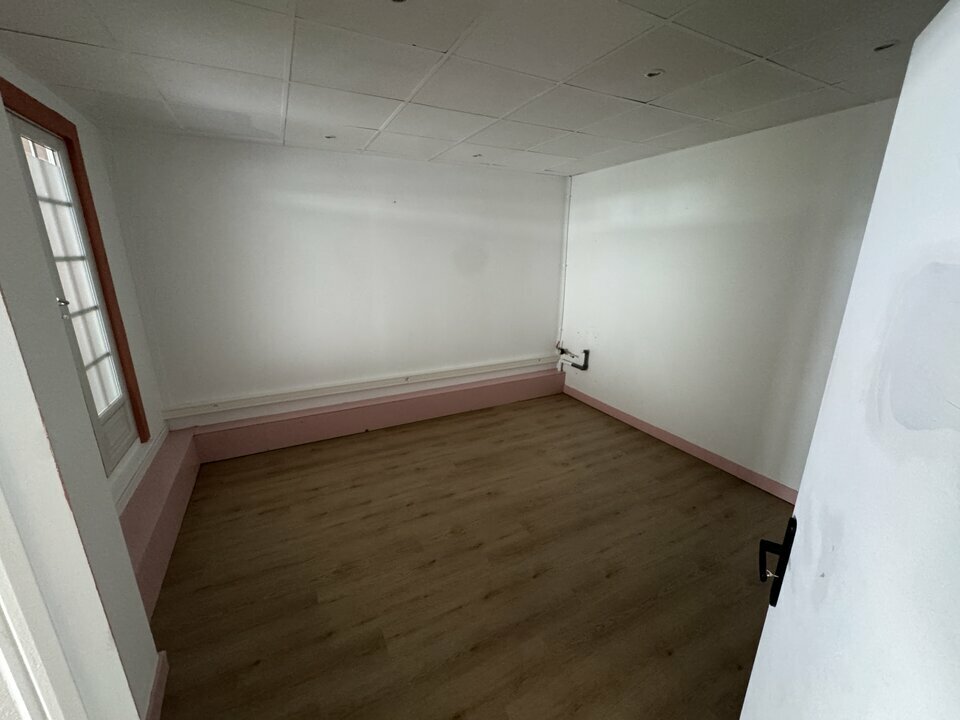Local commercial à louer - 216.0 m2 - 64 - Pyrenees-Atlantiques