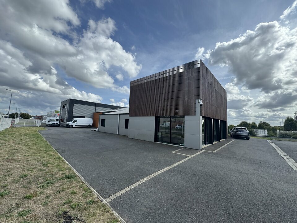 local d'activité indépendant de 989m²