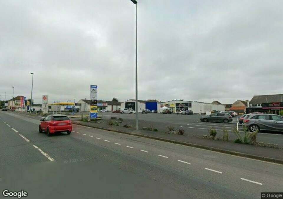 LOCAL COMMERCIAL 320 m² avec parking 