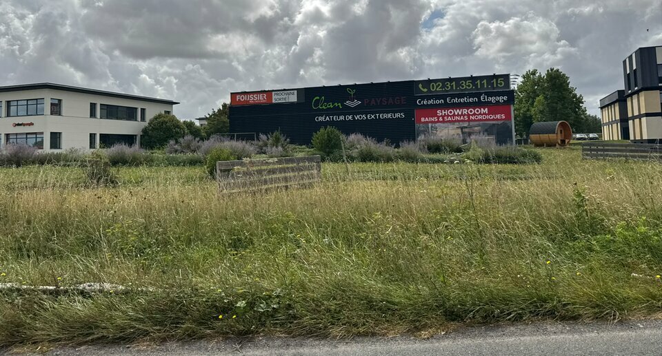 Local d'activité avec showroom en façade de périphérique à IFS 