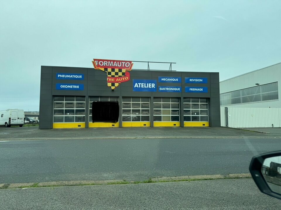 A VENDRE - SAINT POL DE LEON - LOCAL COMMERCIAL 500M 2