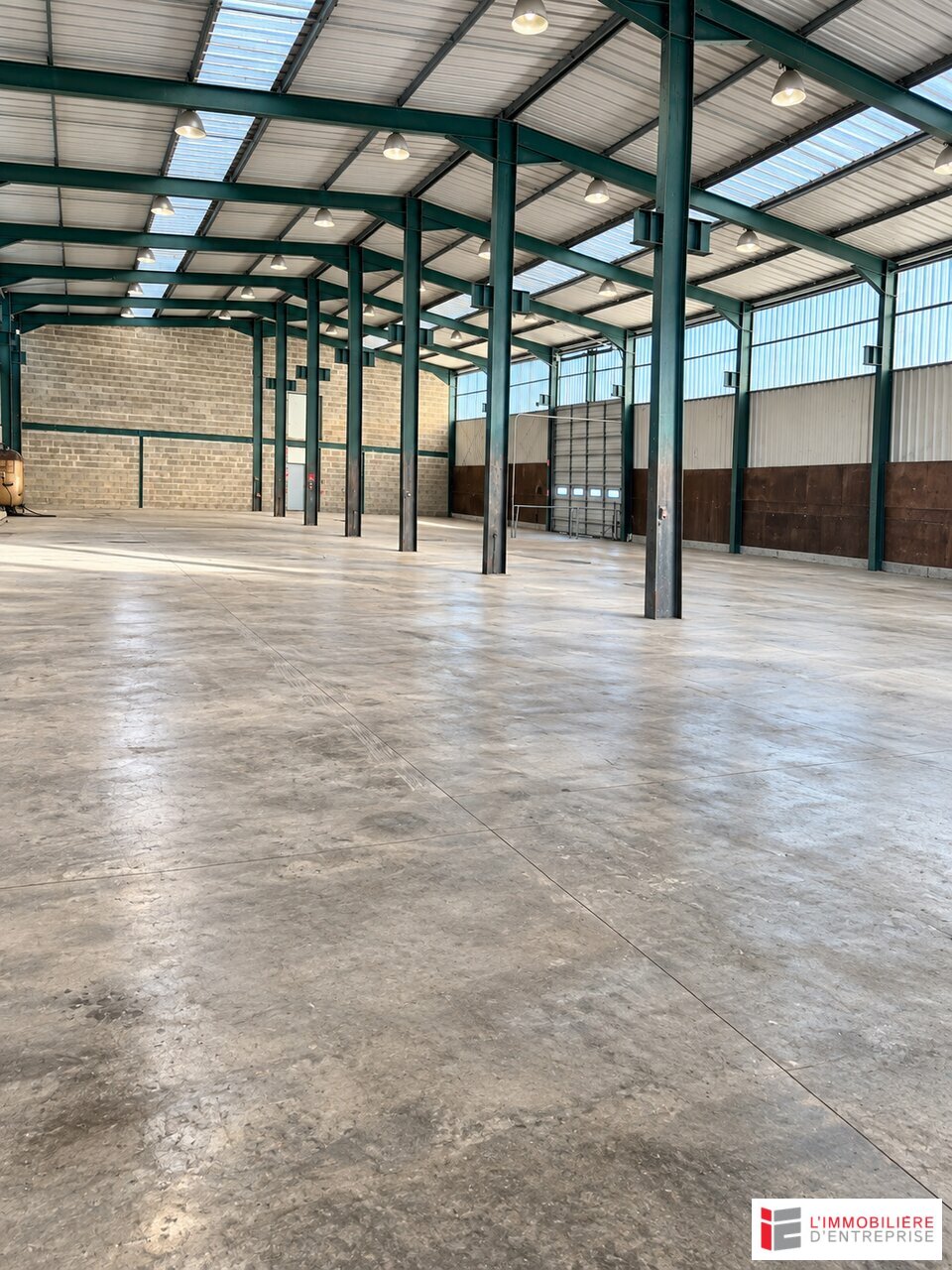 À LOUER  ENTREPOT / LOCAL D'ACTIVITE 811 M²  LA GUERCHE-DE-BRETAGNE