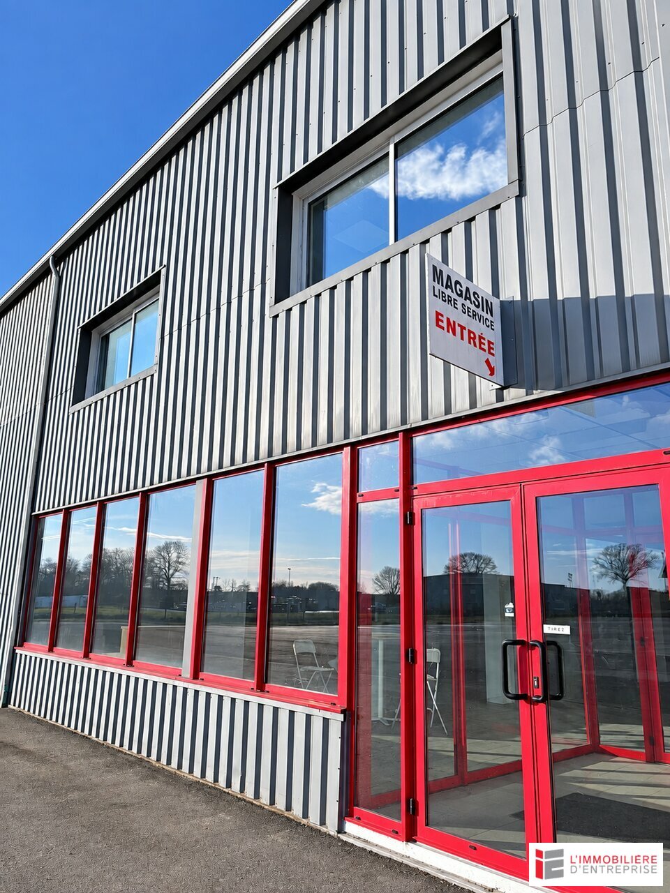 À LOUER  MAGASIN / SHOWROOM / BUREAUX 275 M²  LA GUERCHE-DE-BRETAGNE