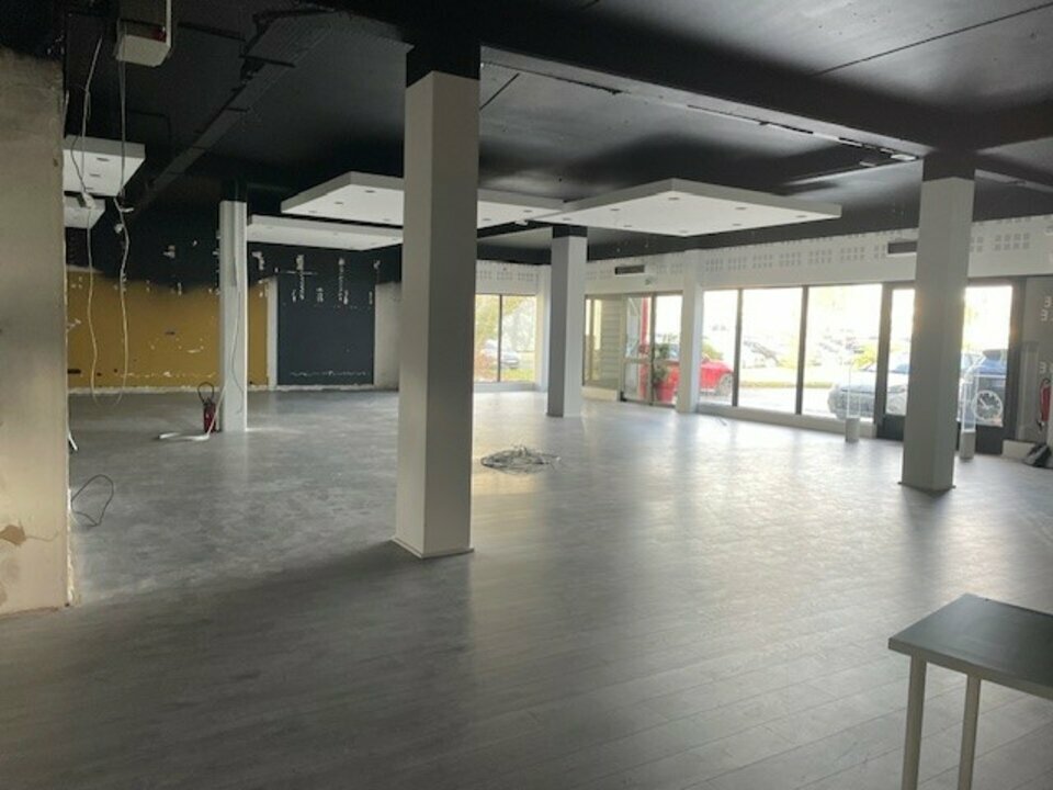 Visuel 6 de l'annonce : LOCATION - LOCAL COMMERCIAL - 356 m2 - KERGARADEC