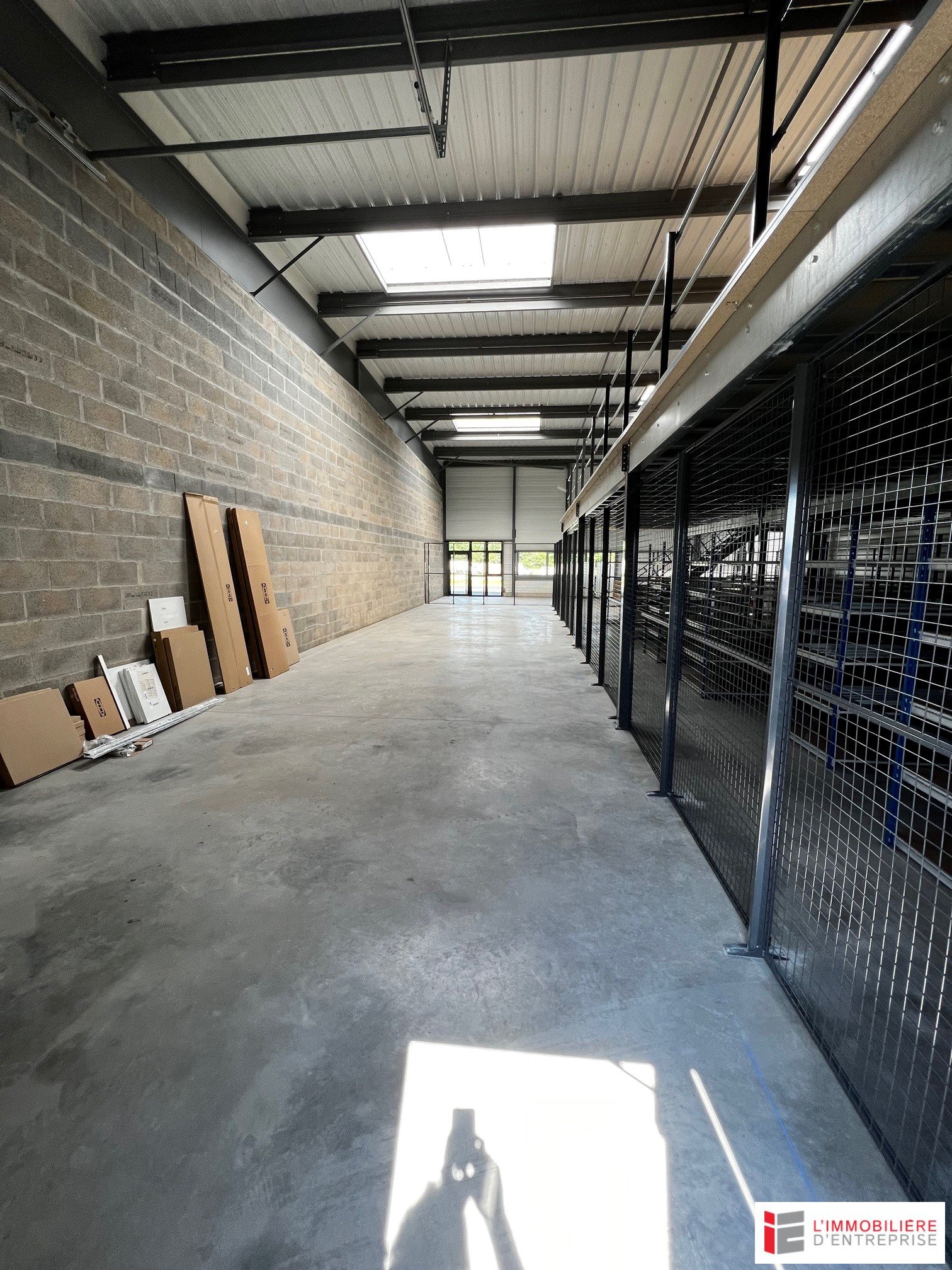 LOCATION  LOCAL DE STOCKAGE  100 m²  LA MÉZIÈRE