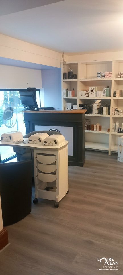 belle visibilité, grandes vitrines à 2 pas du centre