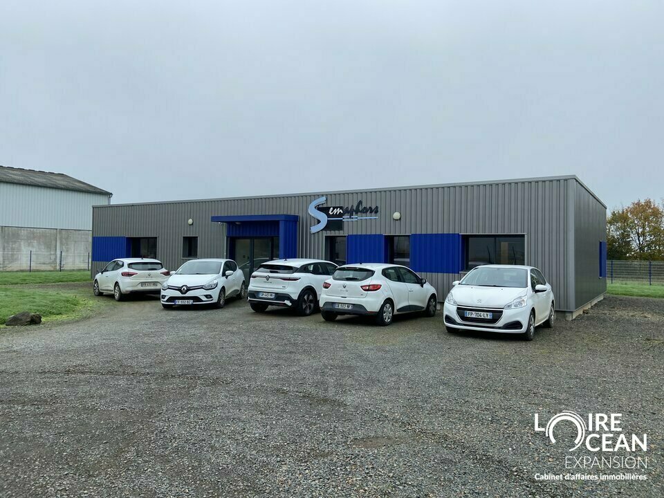 À LOUER  BUREAUX 200 m²  SAINT-PIERRE-MONTLIMART  VISIBILITÉ PREMIUM