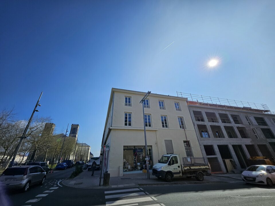 ENSEMBLE DE CELLULES COMMERCIALES NEUVES À LA ROCHE-SUR-YON  PLACE NAPOLÉON